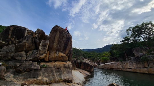 Đây là một trong những con suối đầu nguồn của Hồ Cho Mo và là địa điểm trekking, cắm trại yêu thích của nhiều người.